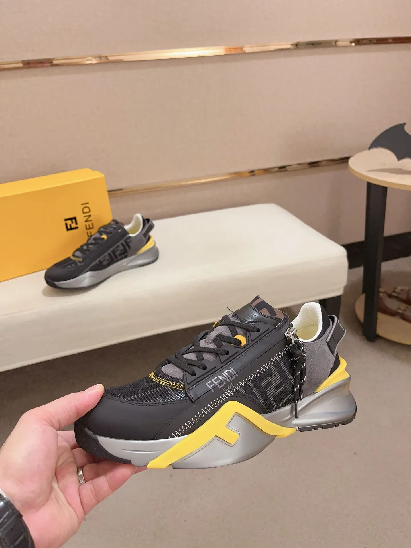Men's shoes💰: 540💰(Higher version) [Fendi] Fendi's latest casual shoes for men! Available at counters simultaneously! A one-to-one replica of the original. Made entirely of imported top-grain calfskin, the interior is made of top-grain water-dyed cowhide, and the original factory-supplied rubber outsole. Leading new fashion concepts. Matching code: 38-44. 45 can be customized and non-returnable!